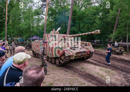 © Arnaud BEINAT/Maxppp. 26.05.2024, Overloon, Hollande. Sar allemand Panzer IV Appartenant au musée des blindés de Saumur. Militracks EST une concentration annuelle de véhicules de Collection allemands de la seconde guerre mondiale. Moyennant le prix d'un Billet, le public peut embarquer et faire des Tours de Terrain. DEUTSCH: Deutscher Panzer IV. Im Besitz des Museums Saumur in Frankreich. Militracks ist eine jährliche Zusammenkunft deutscher Fahrzeuge aus dem Zweiten Weltkrieg. Die Öffentlichkeit kann für das Einsteigen in die Fahrzeuge bezahlen. Quelle: MAXPPP/Alamy Live News Stockfoto