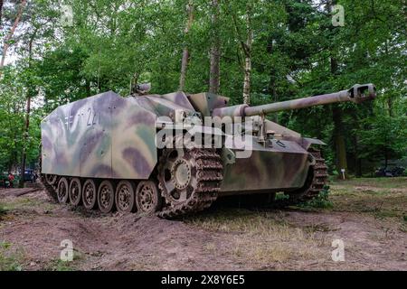 © Arnaud BEINAT/Maxppp. 26.05.2024, Overloon, Hollande. Chasseur de char allemand Sturmgeschutz III. Militracks EST une concentration annuelle de véhicules de Collection allemands de la seconde guerre mondiale. Moyennant le prix d'un Billet, le public peut embarquer et faire des Tours de Terrain. Der deutsche Panzerzerstörer Sturmgeschutz III. Militracks ist eine jährliche Zusammenkunft deutscher Fahrzeuge aus dem Zweiten Weltkrieg. Die Öffentlichkeit kann für das Einsteigen in die Fahrzeuge bezahlen. Quelle: MAXPPP/Alamy Live News Stockfoto