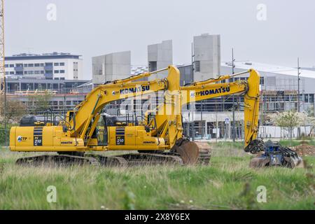 Nancy, Frankreich - Ansicht auf zwei gelbe Raupenbagger Komatsu PC210LC für Erdarbeiten auf einer Baustelle. Stockfoto