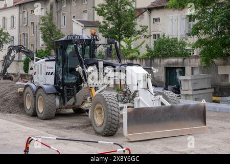 Nancy, Frankreich - Blick auf einen weißen Motorgrader CAT 120M2 auf einer Baustelle für Straßenbauarbeiten. Stockfoto