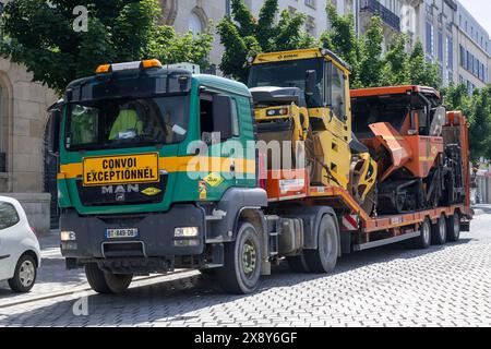 Nancy, Frankreich - Blick auf einen grünen Lkw MAN TGS 18,480 mit Straßenfertiger und Tandemwalze auf der Straße. Stockfoto