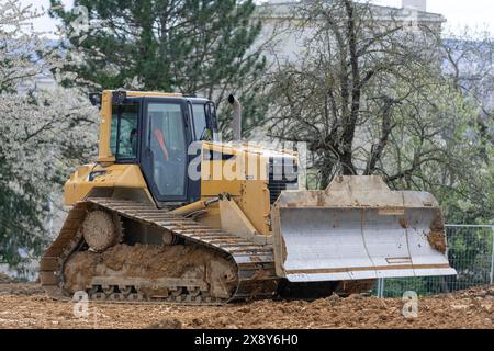 Saint-Max, Frankreich – gelbe Planierraupe CAT D6N LGP für Erdarbeiten auf einer Baustelle. Stockfoto