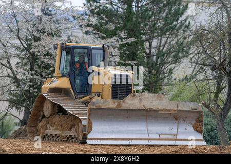 Saint-Max, Frankreich – gelbe Planierraupe CAT D6N LGP für Erdarbeiten auf einer Baustelle. Stockfoto