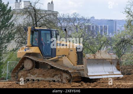 Saint-Max, Frankreich – gelbe Planierraupe CAT D6N LGP für Erdarbeiten auf einer Baustelle. Stockfoto