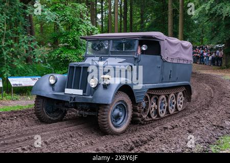 © Arnaud BEINAT/Maxppp. 26.05.2024, Overloon, Hollande. Tracteur d'artillerie semi chenillé allemand. Militracks EST une concentration annuelle de véhicules de Collection allemands de la seconde guerre mondiale. Moyennant le prix d'un Billet, le public peut embarquer et faire des Tours de Terrain. ENGLISCH : deutscher leichter, halbketteniger Artillerietraktor. Militracks ist eine jährliche Zusammenkunft deutscher Fahrzeuge aus dem Zweiten Weltkrieg. Die Öffentlichkeit kann für das Einsteigen in die Fahrzeuge bezahlen. Quelle: MAXPPP/Alamy Live News Stockfoto