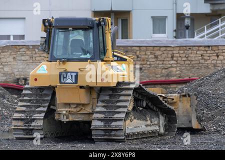 Nancy, Frankreich – gelbe Planierraupe CAT D6N LGP für Erdarbeiten auf einer Baustelle. Stockfoto