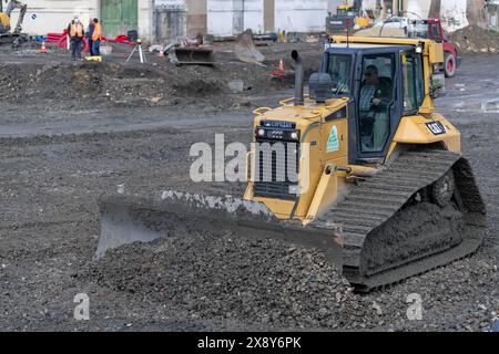 Nancy, Frankreich – gelbe Planierraupe CAT D6N LGP für Erdarbeiten auf einer Baustelle. Stockfoto