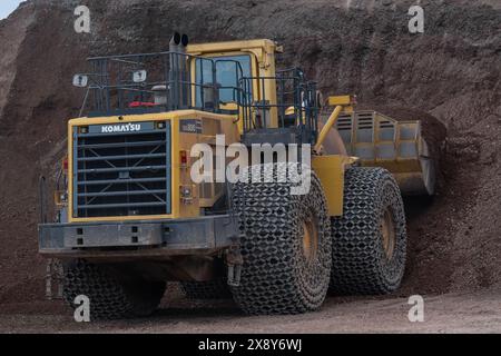 Raon-l'Etape, Frankreich - Blick auf einen gelben Radlader Komatsu WA800-3 in einem Steinbruch. Stockfoto