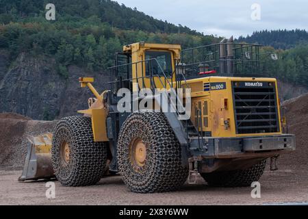 Raon-l'Etape, Frankreich - Blick auf einen gelben Radlader Komatsu WA800-3 in einem Steinbruch. Stockfoto