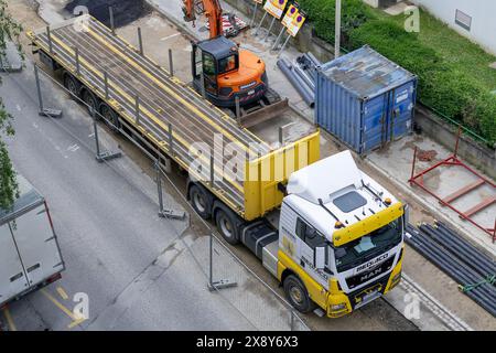 Nancy, Frankreich – der Fokus liegt auf einem weiß-gelben Lkw MAN TGX 33,580, der auf einer Straße für Arbeiten am Fernwärmenetz geparkt ist. Stockfoto