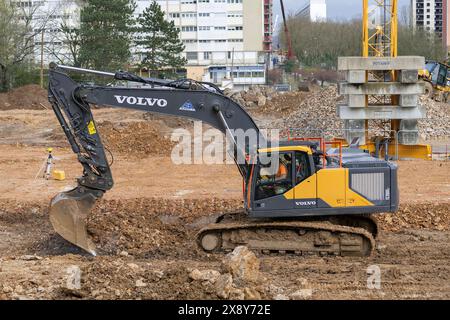 Nancy, Frankreich – Schwerpunkt auf einem gelben Raupenbagger Volvo EC300EL für Erdarbeiten auf einer Baustelle. Stockfoto