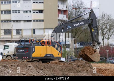 Nancy, Frankreich – Schwerpunkt auf einem gelben Raupenbagger Volvo EC300EL für Erdarbeiten auf einer Baustelle. Stockfoto