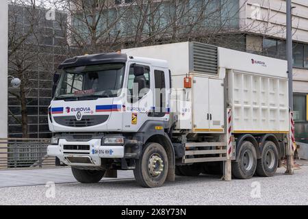 Nancy, Frankreich – Schwerpunkt auf einem weißen Saugbagger Renault 450 DXI auf einer Baustelle in einer Straße. Stockfoto