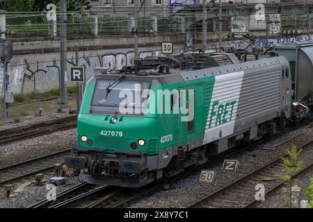 Nancy, Frankreich - Blick auf eine graue Elektrolokomotive der SNCF-Klasse BB 27000, die den Bahnhof Nancy überquert. Stockfoto