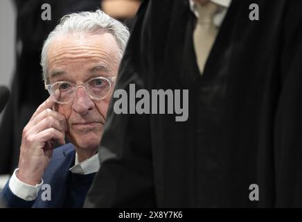 28. Mai 2024, Hessen, Frankfurt/Main: Der Hauptangeklagte, Heinrich XIII. Prinz Reuss, befindet sich im Dock, während der Prozess gegen eine angebliche „Reichsbürgerengruppe“ fortgesetzt wird. Die Bundesanwaltschaft wirft den neun Angeklagten unter anderem die Mitgliedschaft in einer terroristischen Organisation vor. Foto: Boris Roessler/dpa-POOL/dpa Stockfoto