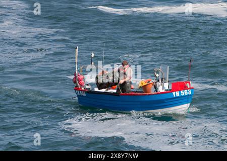 Kleines offenes Boot mit einem Fischer-Setting und Krabben-Töpfen. Cornwall. UK 2024 Stockfoto