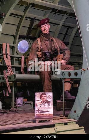 © Arnaud BEINAT/Maxppp. 26.05.2024, Overloon, Hollande. Parachutiste britannique dans un planeur Horsa Exposé dans le musée d'Overloon. ENGLISCH : britischer Fallschirmjäger in einem Horsa-Segelflugzeug im Overloon-Museum. Quelle: MAXPPP/Alamy Live News Stockfoto