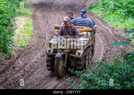 © Arnaud BEINAT/Maxppp. 26.05.2024, Overloon, Hollande. Moto chenille allemande Kettenkrad. Militracks EST une concentration annuelle de véhicules de Collection allemands de la seconde guerre mondiale. Moyennant le prix d'un Billet, le public peut embarquer et faire des Tours de Terrain. ENGLISCH : Deutsch Halbkettenmotorrad Kettenkrad. Militracks ist eine jährliche Zusammenkunft deutscher Fahrzeuge aus dem Zweiten Weltkrieg. Die Öffentlichkeit kann für das Einsteigen in die Fahrzeuge bezahlen. Quelle: MAXPPP/Alamy Live News Stockfoto