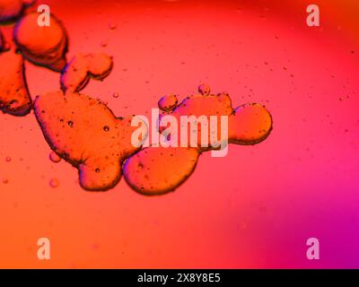 Mischung aus Wasser und Öl, schöner abstrakter Hintergrund. Abstraktes buntes Hintergrundöl im Wasser mit bunten Farbverläufen. Makrobild. Stockfoto
