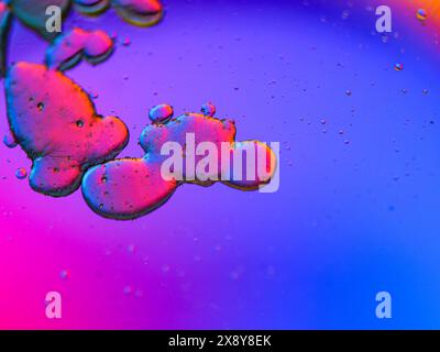 Mischung aus Wasser und Öl, schöner abstrakter Hintergrund. Abstraktes buntes Hintergrundöl im Wasser mit bunten Farbverläufen. Makrobild. Stockfoto