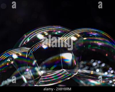 Abstrakter weißer Seifenschaumbläschen Texturhintergrund. Blasenstruktur isoliert auf schwarzem Hintergrund für Komposition. Nahaufnahme. Stockfoto