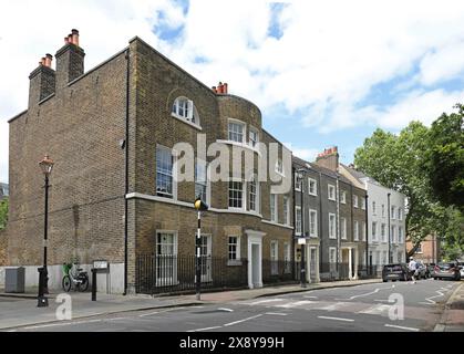 Greenwich, London, Großbritannien. Elegante georgianische Häuser auf Crooms Hill gegenüber Greenwich Park. Kreuzung mit Gloucester Circus. Stockfoto