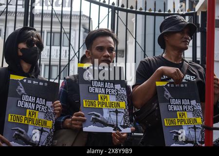 Indonesische Journalisten protestierten gegen den jüngsten Entwurf einer Revision des Sendegesetzes, der am 28. Mai 2024 vom Repräsentantenhaus in Bandung, West-Java, Indonesien, veröffentlicht wurde. Journalisten lehnen alle Formen der Bedrohung der Pressefreiheit ab, die in der geplanten Überarbeitung des Rundfunkgesetzes enthalten sind und Journalisten und die Presse zum Schweigen bringen könnten. (Foto: Dimas Rachmatsyah/SIPA USA) Stockfoto