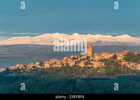 Frankreich, Puy de Dome, Montpeyroux, Les Plus Beaux Dörfer de France (The Most schöne Dörfer von Frankreich), im Hintergrund das Massif du gekennzeichnet Stockfoto