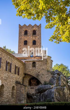 Frankreich, Pyrénées Orientales (66), Parc naturel régional des Pyrénées Catalanes, abbaye bénédictine Saint-Martin-du-Canigou du Xie siècle, Tour-Porche Stockfoto