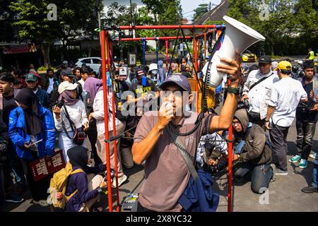 Bandung, Indonesien. Mai 2024. Indonesische Journalisten protestierten gegen den jüngsten Entwurf einer Revision des Sendegesetzes, der am 28. Mai 2024 vom Repräsentantenhaus in Bandung, West-Java, Indonesien, veröffentlicht wurde. Journalisten lehnen alle Formen der Bedrohung der Pressefreiheit ab, die in der geplanten Überarbeitung des Rundfunkgesetzes enthalten sind und Journalisten und die Presse zum Schweigen bringen könnten. (Foto: Dimas Rachmatsyah/SIPA USA) Credit: SIPA USA/Alamy Live News Stockfoto