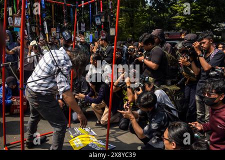 Bandung, Indonesien. Mai 2024. Indonesische Journalisten protestierten gegen den jüngsten Entwurf einer Revision des Sendegesetzes, der am 28. Mai 2024 vom Repräsentantenhaus in Bandung, West-Java, Indonesien, veröffentlicht wurde. Journalisten lehnen alle Formen der Bedrohung der Pressefreiheit ab, die in der geplanten Überarbeitung des Rundfunkgesetzes enthalten sind und Journalisten und die Presse zum Schweigen bringen könnten. (Foto: Dimas Rachmatsyah/SIPA USA) Credit: SIPA USA/Alamy Live News Stockfoto