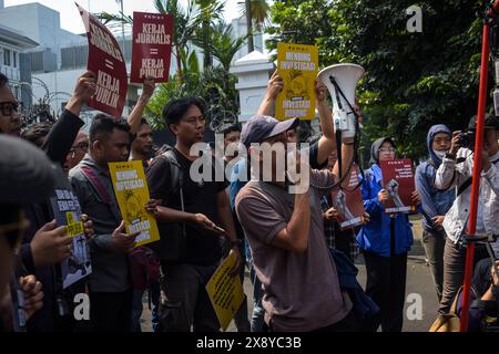 Bandung, Indonesien. Mai 2024. Indonesische Journalisten protestierten gegen den jüngsten Entwurf einer Revision des Sendegesetzes, der am 28. Mai 2024 vom Repräsentantenhaus in Bandung, West-Java, Indonesien, veröffentlicht wurde. Journalisten lehnen alle Formen der Bedrohung der Pressefreiheit ab, die in der geplanten Überarbeitung des Rundfunkgesetzes enthalten sind und Journalisten und die Presse zum Schweigen bringen könnten. (Foto: Dimas Rachmatsyah/SIPA USA) Credit: SIPA USA/Alamy Live News Stockfoto