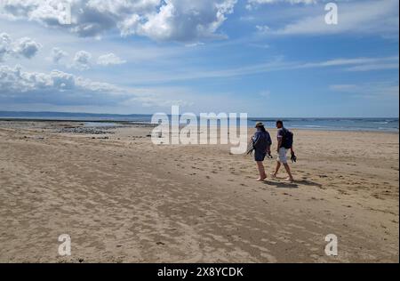 Pärchen laufen am Strand, westwärts ho!, Nord-devon, england Stockfoto