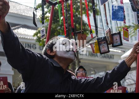 Bandung, Indonesien. Mai 2024. Indonesische Journalisten protestierten gegen den jüngsten Entwurf einer Revision des Sendegesetzes, der am 28. Mai 2024 vom Repräsentantenhaus in Bandung, West-Java, Indonesien, veröffentlicht wurde. Journalisten lehnen alle Formen der Bedrohung der Pressefreiheit ab, die in der geplanten Überarbeitung des Rundfunkgesetzes enthalten sind und Journalisten und die Presse zum Schweigen bringen könnten. (Foto: Dimas Rachmatsyah/SIPA USA) Credit: SIPA USA/Alamy Live News Stockfoto