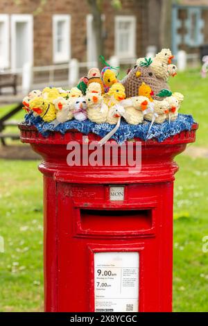 Gestrickter/gehäkelter Briefkasten-Topper in Elie, Fife Stockfoto