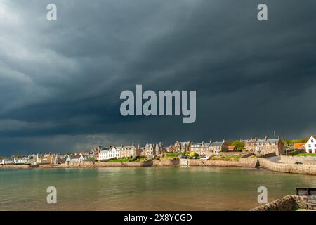 Dramatische dunkle Wolken über Elie, Fife, Schottland Stockfoto