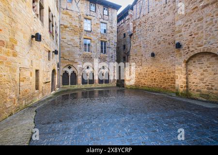 Frankreich, Lot, Figeac auf der Via Podiensis, einer der Pilgerrouten nach Santiago de Compostela oder GR 65 (UNESCO-Weltkulturerbe), Platz der Heiligen Schrift Stockfoto