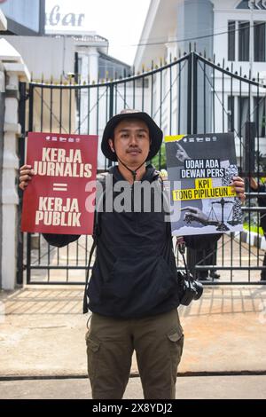 Bandung, Indonesien. Mai 2024. Indonesische Journalisten protestierten gegen den jüngsten Entwurf einer Revision des Sendegesetzes, der am 28. Mai 2024 vom Repräsentantenhaus in Bandung, West-Java, Indonesien, veröffentlicht wurde. Journalisten lehnen alle Formen der Bedrohung der Pressefreiheit ab, die in der geplanten Überarbeitung des Rundfunkgesetzes enthalten sind und Journalisten und die Presse zum Schweigen bringen könnten. (Foto: Dimas Rachmatsyah/SIPA USA) Credit: SIPA USA/Alamy Live News Stockfoto