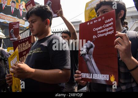 Bandung, Indonesien. Mai 2024. Indonesische Journalisten protestierten gegen den jüngsten Entwurf einer Revision des Sendegesetzes, der am 28. Mai 2024 vom Repräsentantenhaus in Bandung, West-Java, Indonesien, veröffentlicht wurde. Journalisten lehnen alle Formen der Bedrohung der Pressefreiheit ab, die in der geplanten Überarbeitung des Rundfunkgesetzes enthalten sind und Journalisten und die Presse zum Schweigen bringen könnten. (Foto: Dimas Rachmatsyah/SIPA USA) Credit: SIPA USA/Alamy Live News Stockfoto