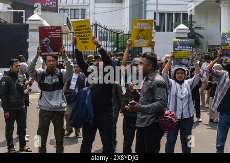 Bandung, Indonesien. Mai 2024. Indonesische Journalisten protestierten gegen den jüngsten Entwurf einer Revision des Sendegesetzes, der am 28. Mai 2024 vom Repräsentantenhaus in Bandung, West-Java, Indonesien, veröffentlicht wurde. Journalisten lehnen alle Formen der Bedrohung der Pressefreiheit ab, die in der geplanten Überarbeitung des Rundfunkgesetzes enthalten sind und Journalisten und die Presse zum Schweigen bringen könnten. (Foto: Dimas Rachmatsyah/SIPA USA) Credit: SIPA USA/Alamy Live News Stockfoto