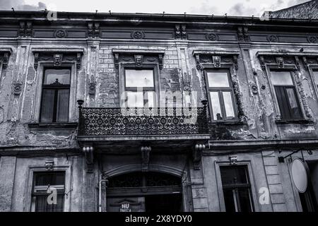 Historisches Gebäude in der Stadt Arad, Rumänien. Detail der Fassade. Hochwertige Fotos. Hochwertige Fotos Stockfoto