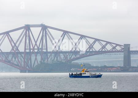 Die Forth Belle fährt auf dem Firth of Forth mit der Forth Bridge im Hintergrund Stockfoto