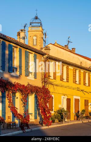 Frankreich, Bouches-du-Rhône, Grand Site Concors Sainte-Victoire, Puyloubier, Dorfhäuser bei Sonnenuntergang Stockfoto