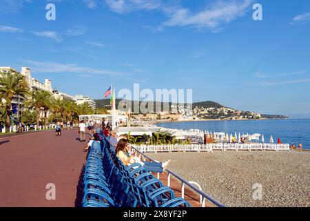 Frankreich, Alpes Maritimes, Nizza, von der UNESCO zum Weltkulturerbe erklärt, Promenade des Anglais, die blauen Stühle mit Blick auf die Baie des Anges Stockfoto