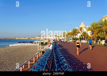 /Frankreich, Alpes Maritimes, Nizza, von der UNESCO zum Weltkulturerbe erklärt, Promenade des Anglais, die blauen Stühle mit Blick auf die Baie des Anges, Negresco Hot Stockfoto