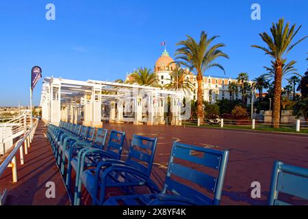 /Frankreich, Alpes Maritimes, Nizza, von der UNESCO zum Weltkulturerbe erklärt, Promenade des Anglais, die blauen Stühle mit Blick auf die Baie des Anges, Negresco Hot Stockfoto