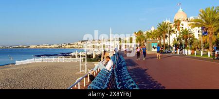 /Frankreich, Alpes Maritimes, Nizza, von der UNESCO zum Weltkulturerbe erklärt, Promenade des Anglais, die blauen Stühle mit Blick auf die Baie des Anges, Negresco Hot Stockfoto