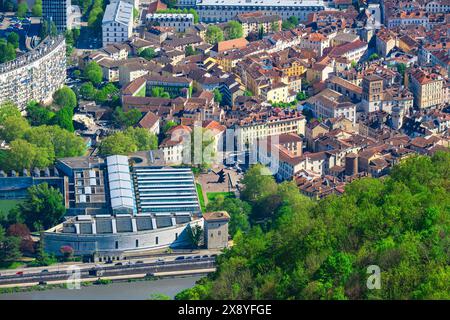 Frankreich, Isere, Grenoble, Panorama über die Stadt vom Mont Jalla (alt: 634 m), Grenoble Museum im Vordergrund Stockfoto