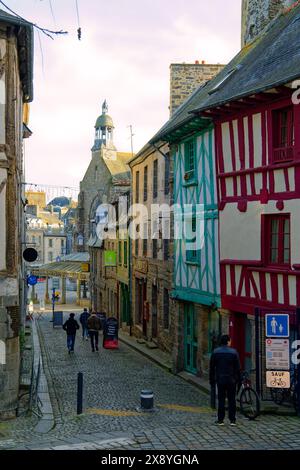 Frankreich, Cotes d'Armor, Saint-Brieuc, Fachwerkhäuser im historischen Zentrum und Kathedrale Saint-Etienne im Hintergrund Stockfoto