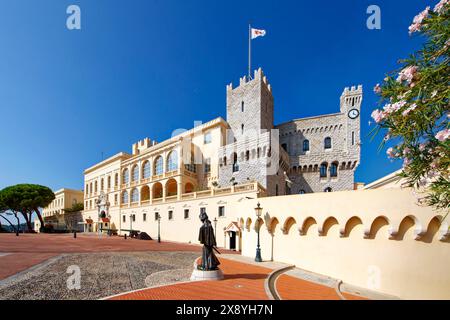 Fürstentum Monaco, Monaco, Place du Palais (Palastplatz), Francois Grimanldi Statue und Königspalast Stockfoto